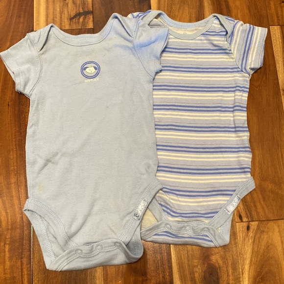 Boy’s Size 0-3 Months Bundle of 4 Blue & White Onesie- Minor signs of wear - Picture 2 of 5
